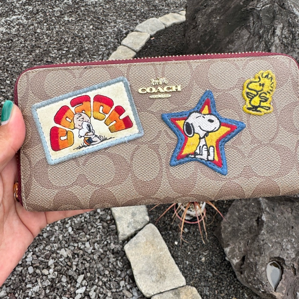 Coach x Peanuts Snoopy Patch Accordion Zip Wallet Signature Canvas - Picture 12 of 12
